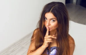 Garota guardando seu segredo para pornôs brasileiros